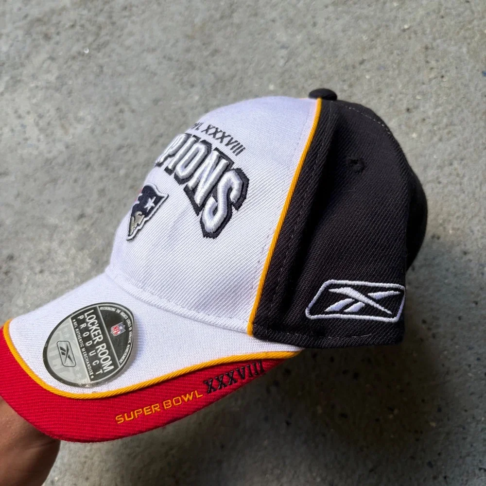 Reebok New England Patriots Super Bowl XXXVIII Champions Locker Room Hat Cap